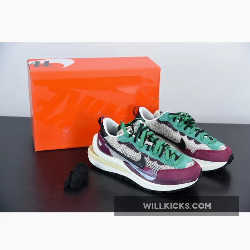 Sacai x Nike VaporWaffle String/Black-Villain Red-Neptune Green / red and black villain