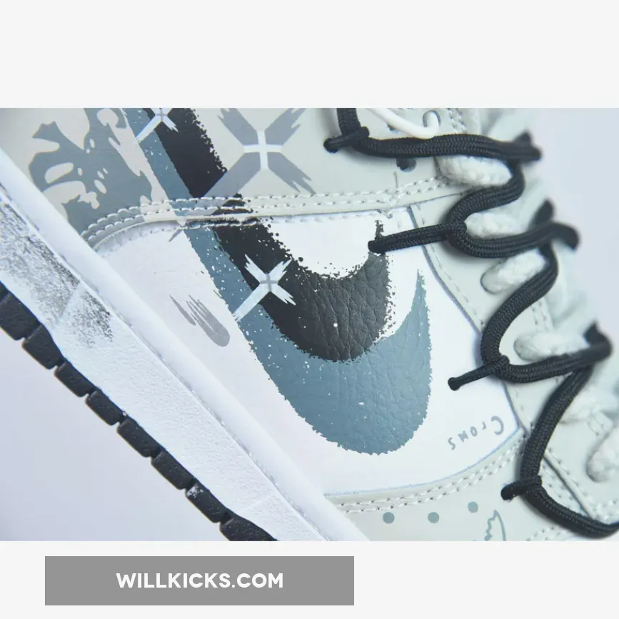 Custom Nike Dunk Low ‘Spray Paint Swoosh’ Custom Nike Dunk Low ‘Spray Paint Swoosh’