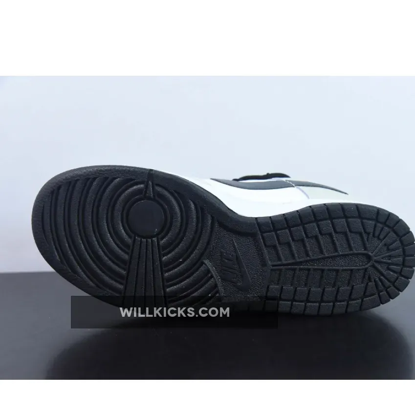 Custom Nike Dunk Low ‘Spray Paint Swoosh’ Custom Nike Dunk Low ‘Spray Paint Swoosh’