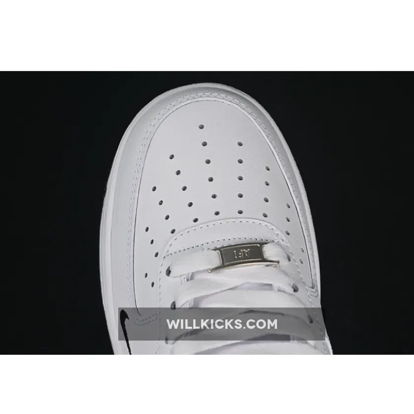 UNDEFEATED X AIR FORCE 1 07 LOW WHITE/BLACK UNDEFEATED X AIR FORCE 1 07 LOW WHITE/BLACK